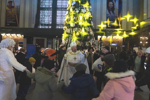 Weihnachtsstimmung in der Ukraine: Ein Weihnachtsbaum schmückt den dunklen Hauptbahnhof in Kiew