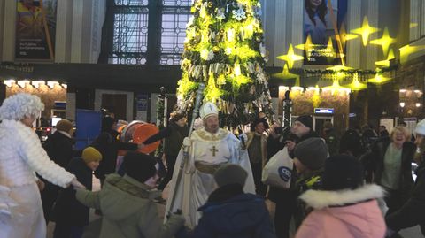 Weihnachtsstimmung in der Ukraine: Ein Weihnachtsbaum schmückt den dunklen Hauptbahnhof in Kiew