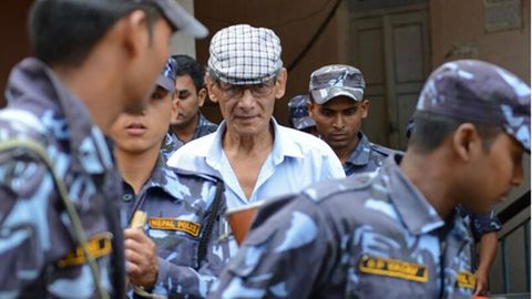 Charles Sobhraj, "die Schlange",  wird 2014 von der Polizei zum Gericht begleitet