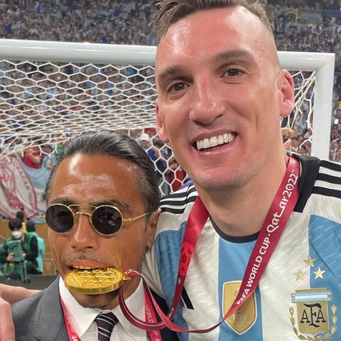 "Salt Bae" auf dem Spielfeld mit Medaille im Mund.