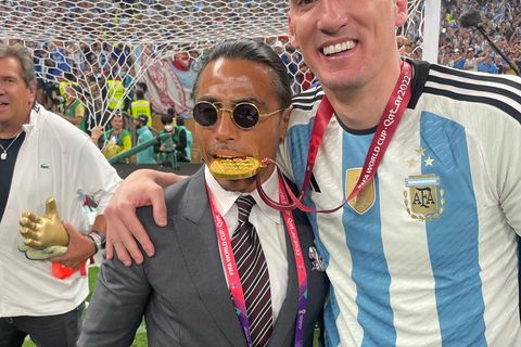 "Salt Bae" auf dem Spielfeld mit Medaille im Mund.