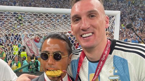 "Salt Bae" auf dem Spielfeld mit Medaille im Mund.