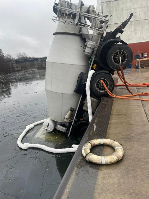 Unfall: Betonmischer Kippt In Kanal Voll Eiskaltem Wasser | STERN.de