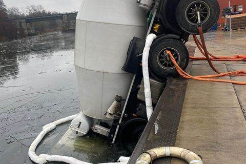 Vom Führerhaus ist nichts mehr zu sehen: Der Betonmischer im eiskalten Kanal.