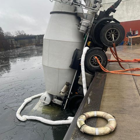 Vom Führerhaus ist nichts mehr zu sehen: Der Betonmischer im eiskalten Kanal.