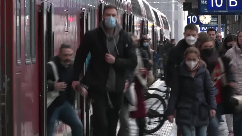 Video: Hochbetrieb auf Flughäfen und Bahnhöfen