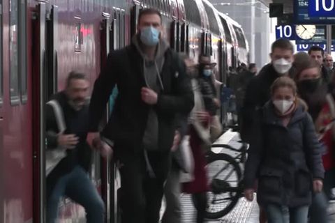 Video: Hochbetrieb auf Flughäfen und Bahnhöfen
