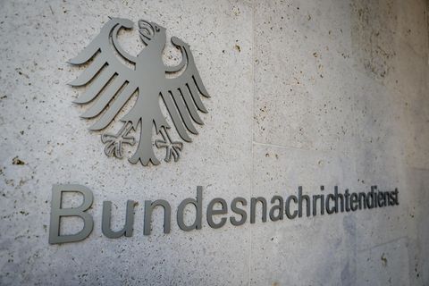 Der Schriftzug Bundesnachrichtendienst im Eingangsbereich der Zentrale in Berlin