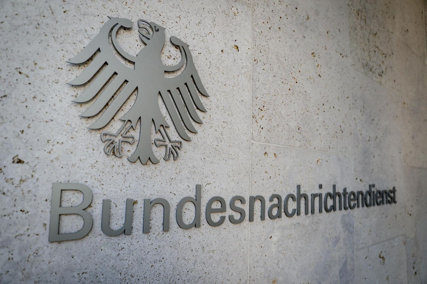 Der Schriftzug Bundesnachrichtendienst im Eingangsbereich der Zentrale in Berlin