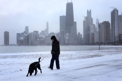 In Chicago werden neben der Kälte auch sehr hohe Wellen auf den Großen Seen erwartet