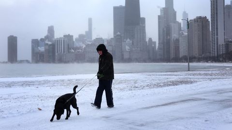In Chicago werden neben der Kälte auch sehr hohe Wellen auf den Großen Seen erwartet