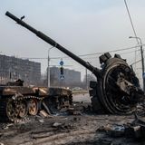 In der Ukraine tauchen immer wieder zerstörte russische Panzer auf. Besonders auffällig: Der abgesprengte Turm.