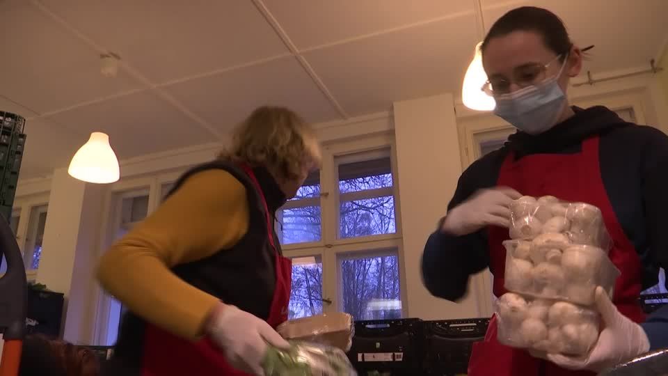 Video: Frohe Weihnachten: Tafeln helfen Bedürftigen Video: Frohe Weihnachten: Tafeln helfen Bedürftigen