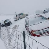 USA, Byron Center: Fahrzeuge stehen auf der US 131 nördlich der 84th Street. Laut Medienberichten kamen 13 Menschen bei Verkehrsunfällen ums Leben.