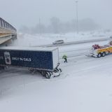USA, Wyoming: Ein Mitarbeiter von Bud's Towing bereitet sich auf das Abschleppen eines verkeilten Sattelschleppers auf der US 131 South vor. 