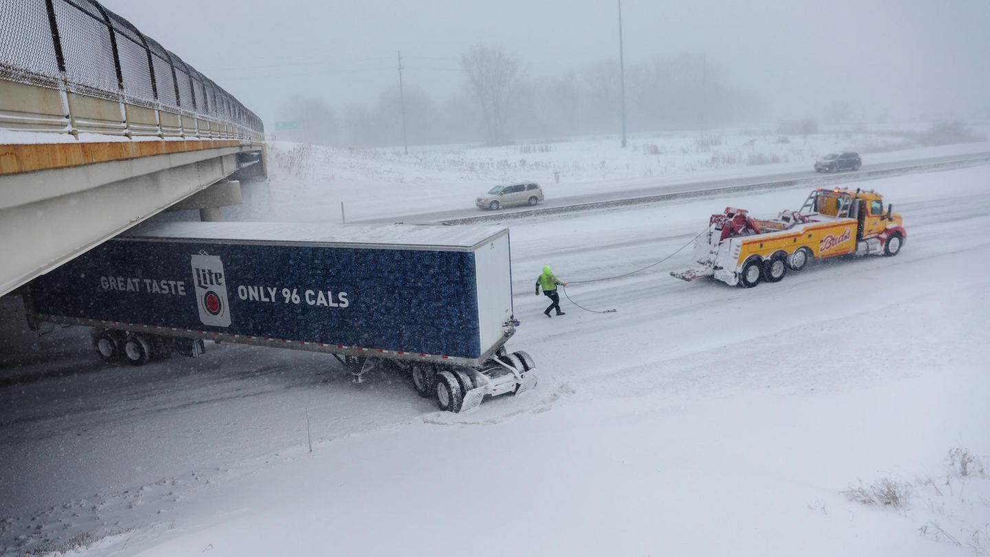 USA, Wyoming: Ein Mitarbeiter von Bud's Towing bereitet sich auf das Abschleppen eines verkeilten Sattelschleppers auf der US 131 South vor. 