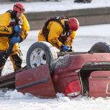 USA, Kansas City: Feuerwehrleute bergen ein Auto, das in einen Fluss gestürzt ist. 