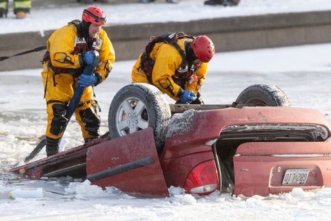 USA, Kansas City: Feuerwehrleute bergen ein Auto, das in einen Fluss gestürzt ist. 