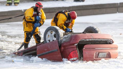 USA, Kansas City: Feuerwehrleute bergen ein Auto, das in einen Fluss gestürzt ist. 