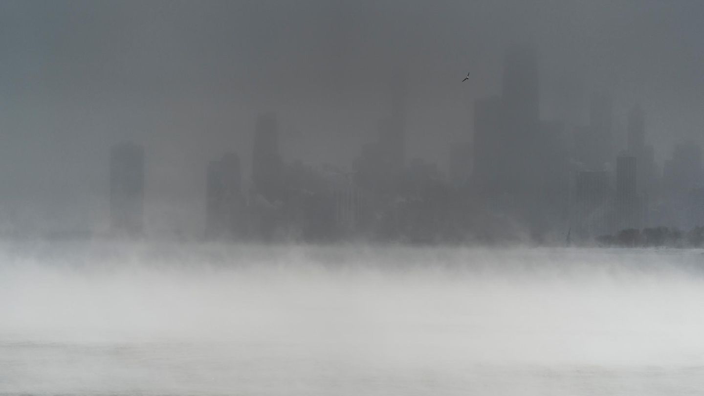 USA, Chicago: Die Skyline der Innenstadt von Chicago wird von Schneeverwehungen und Dampf verdeckt, der vom Lake Michigan aufsteigt, gesehen vom Montrose Harbor aus. 