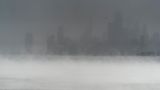 USA, Chicago: Die Skyline der Innenstadt von Chicago wird von Schneeverwehungen und Dampf verdeckt, der vom Lake Michigan aufsteigt, gesehen vom Montrose Harbor aus. 