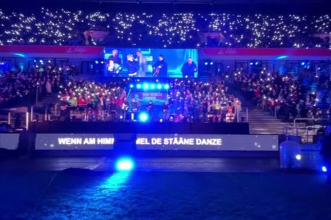 Video: 1. FC Köln: Weihnachtssingen mit 44.000 Fans