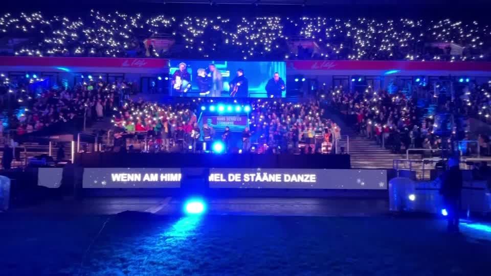 Video: 1. FC Köln: Weihnachtssingen mit 44.000 Fans Video: 1. FC Köln: Weihnachtssingen mit 44.000 Fans