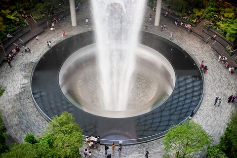 Über zehn Stockwerke erstreckt sich der gläserne Rundbau des Architekten Mosche Safdie