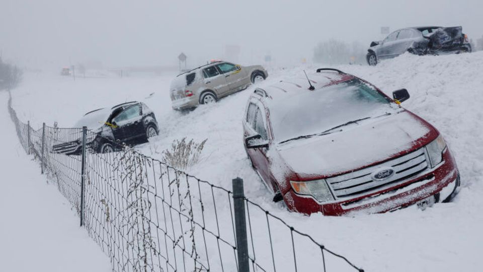 Mehr als 600 eingeschneite Autofahrer Schneewehen und Glatteis sorgten vielerorts für Chaos auf den Straßen. Mehrere Autobahnen und Landstraßen waren zeitweise gesperrt, einige Bundesstaaten verhängten Fahrverbote. Allein im Bezirk Erie County wurden am Wochenende rund 500 Autofahrer in ihren Fahrzeugen eingeschneit. Die Straßenbedingungen waren so schlecht, dass auch viele Ersthelfer gerettet werden mussten. Auch in der Nähe von Rapid City im Südwesten von South Dakota strandeten mehr als 100 Autos.