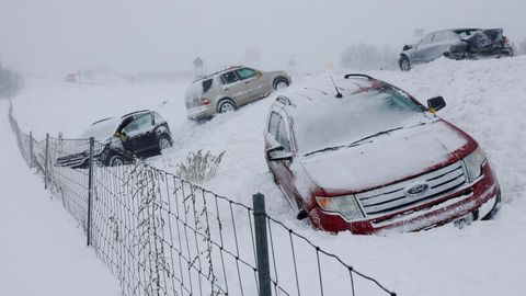 Schneewehen und Glatteis sorgten vielerorts für Chaos auf den Straßen. Mehrere Autobahnen und Landstraßen waren zeitweise gesperrt, einige Bundesstaaten verhängten Fahrverbote. Allein im Bezirk Erie County wurden am Wochenende rund 500 Autofahrer in ihren Fahrzeugen eingeschneit. Die Straßenbedingungen waren so schlecht, dass auch viele Ersthelfer gerettet werden mussten. Auch in der Nähe von Rapid City im Südwesten von South Dakota strandeten mehr als 100 Autos.