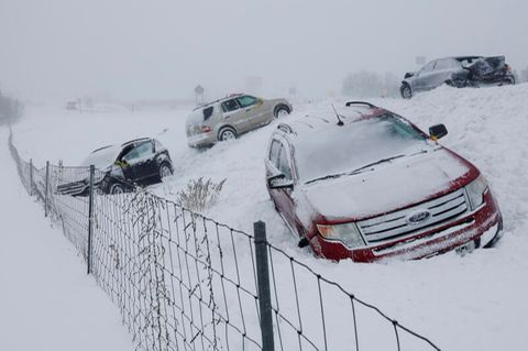 Schneewehen und Glatteis sorgten vielerorts für Chaos auf den Straßen. Mehrere Autobahnen und Landstraßen waren zeitweise gesperrt, einige Bundesstaaten verhängten Fahrverbote. Allein im Bezirk Erie County wurden am Wochenende rund 500 Autofahrer in ihren Fahrzeugen eingeschneit. Die Straßenbedingungen waren so schlecht, dass auch viele Ersthelfer gerettet werden mussten. Auch in der Nähe von Rapid City im Südwesten von South Dakota strandeten mehr als 100 Autos.
