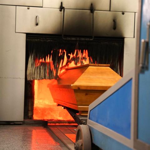 Ein Sarg im Krematorium. Bei einem aktuellen Fall wurde die falsche Leiche verbrannt.