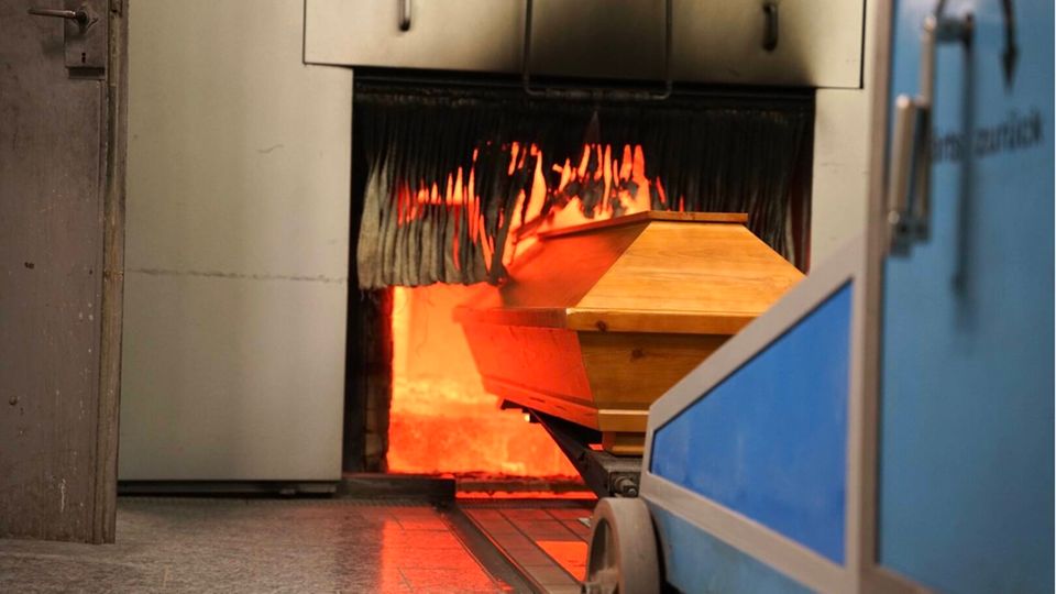 Ein Sarg im Krematorium. Bei einem aktuellen Fall wurde die falsche Leiche verbrannt.