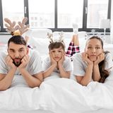 Haben Sie nicht zu hohe Erwartungen! Wer Perfektion an den Weihnachtstagen erwartet, kann nur bitterlich enttäuscht werden. Die Feiertage gehören zu den stressigsten des Jahres. Gehen Sie Weihnachten entspannt an, verteilen Sie Aufgaben und nehmen sie alles nicht so wichtig. Letztendlich geht es darum, dass Sie mit Ihren Liebsten zusammen sind. 