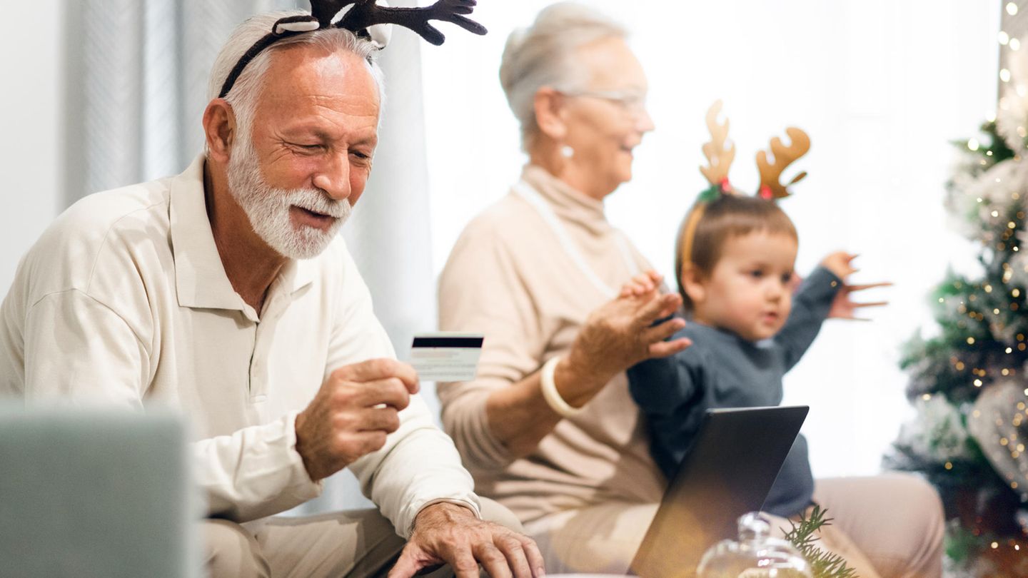 Vor den Feiertagen leiden vor allem die Paketdienste, die alle Hände voll zu tun haben. Also Weihnachtsgeschenke lieber nicht online beziehen und auch keine Gutscheinkarten verschenken, die zum Online-Kauf locken. Unterstützen sie lieber die lokalen Geschäfte in ihrem Ort. Dadurch entlasten Sie nicht nur die Paketboten, sondern unterstützen auch die heimische Wirtschaft. 