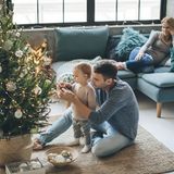 Die Deutschen lieben Weihnachtsbäume: Jedes Jahr werden mehr als 29 Millionen Weihnachtsbäume gekauft, die für ein paar Wochen, manchmal gar nur für ein paar Tage im Wohnzimmer stehen, bevor sie wieder im Müll landen. Nachhaltig ist dieser Brauch nicht. Zudem stammen viele Bäume aus Plantagen, die gedüngt und mit Pestiziden besprüht werden. Es gibt aber Alternativen: Bäume aus zertifiziertem Bio-Anbau. Siegel wie Bioland, Demeter oder Naturland befolgen strenge Regeln, auch beim Anbau von Weihnachtsbäumen. Oder aber Sie mieten einen Weihnachtsbaum, der wieder angepflanzt werden kann. Informationen darüber finden Sie im Internet beispielsweise unter weihnachtsbaumfreunde.de