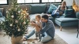 Die Deutschen lieben Weihnachtsbäume: Jedes Jahr werden mehr als 29 Millionen Weihnachtsbäume gekauft, die für ein paar Wochen, manchmal gar nur für ein paar Tage im Wohnzimmer stehen, bevor sie wieder im Müll landen. Nachhaltig ist dieser Brauch nicht. Zudem stammen viele Bäume aus Plantagen, die gedüngt und mit Pestiziden besprüht werden. Es gibt aber Alternativen: Bäume aus zertifiziertem Bio-Anbau. Siegel wie Bioland, Demeter oder Naturland befolgen strenge Regeln, auch beim Anbau von Weihnachtsbäumen. Oder aber Sie mieten einen Weihnachtsbaum, der wieder angepflanzt werden kann. Informationen darüber finden Sie im Internet beispielsweise unter weihnachtsbaumfreunde.de