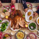 Bei vielen steht die Gans an Weihnachten im Mittelpunkt. Aber denken Sie daran: weniger ist mehr. Kaufen Sie wenn möglich ein kleineres Federvieh und reduzieren Sie Ihren Fleischkonsum. Achten Sie darauf, dass der Vogel, den sie beziehen, möglichst aus Biohaltung kommt. Wer ganz auf Fleisch verzichten möchte, für den gibt es gute Alternativen. Beispielsweise Rotkohl mit Klößen und veganer Sauce. 