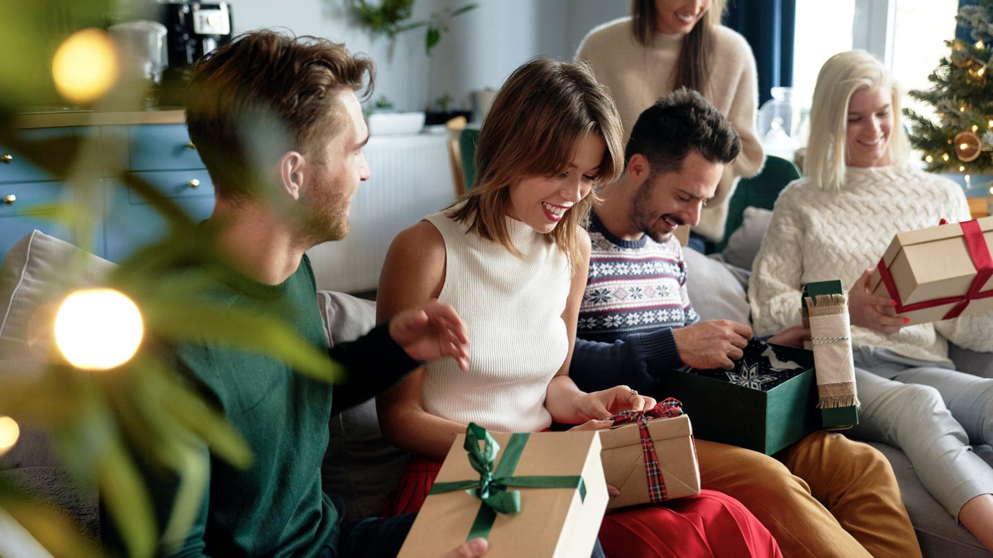 Für ein frohes Fest: Klasse statt Masse: Es geht nicht darum, wie viele Geschenke unterm Baum liegen, sondern um die Geste an sich. Vereinbaren Sie mit Ihren Liebsten doch zu wichteln. So gibt es für jeden genau ein Geschenk (für die Kinder kann man ja Ausnahmen machen). Das ist nicht nur nachhaltiger, sondern auch besonderer. Vereinbaren Sie vorab ein Budget, damit die Wertunterschiede nicht zu groß sind. Klasse statt Masse: Es geht nicht darum, wie viele Geschenke unterm Baum liegen, sondern um die Geste an sich. Vereinbaren Sie mit Ihren Liebsten doch zu wichteln. So gibt es für jeden genau ein Geschenk (für die Kinder kann man ja Ausnahmen machen). Das ist nicht nur nachhaltiger, sondern auch besonderer. Vereinbaren Sie vorab ein Budget, damit die Wertunterschiede nicht zu groß sind.
