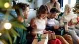 Klasse statt Masse: Es geht nicht darum, wie viele Geschenke unterm Baum liegen, sondern um die Geste an sich. Vereinbaren Sie mit Ihren Liebsten doch zu wichteln. So gibt es für jeden genau ein Geschenk (für die Kinder kann man ja Ausnahmen machen). Das ist nicht nur nachhaltiger, sondern auch besonderer. Vereinbaren Sie vorab ein Budget, damit die Wertunterschiede nicht zu groß sind. 
