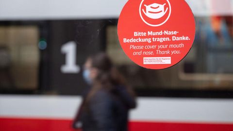 Im Fernverkehr wie etwa ICE-Verbindungen ist die Maskenpflicht bis April 2023 festgeschrieben. Im Nahverkehr ist sie oft schon gefallen