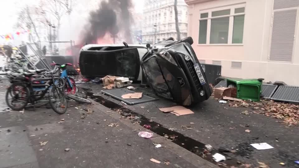 Video: Mutmaßlicher Täter von Paris in Psychiatrie verlegt