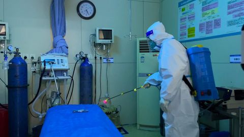 Ein Krankenhausmitarbeiter in Schutzkleidung desinfiziert die Station einer Notaufnahme des Baigou New Area Aerospace Hospital