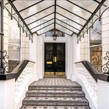 Den repräsentativen Eigang teilt man sich mit der Sängerin. 