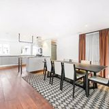 Die oberen Etagen sind hell, aber deutlich flacher als die herrschaftlichen Räume in der Belle Etage.