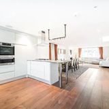 Aus dem historischen Gemäuer wurden sehr große offene Räume geschaffen.