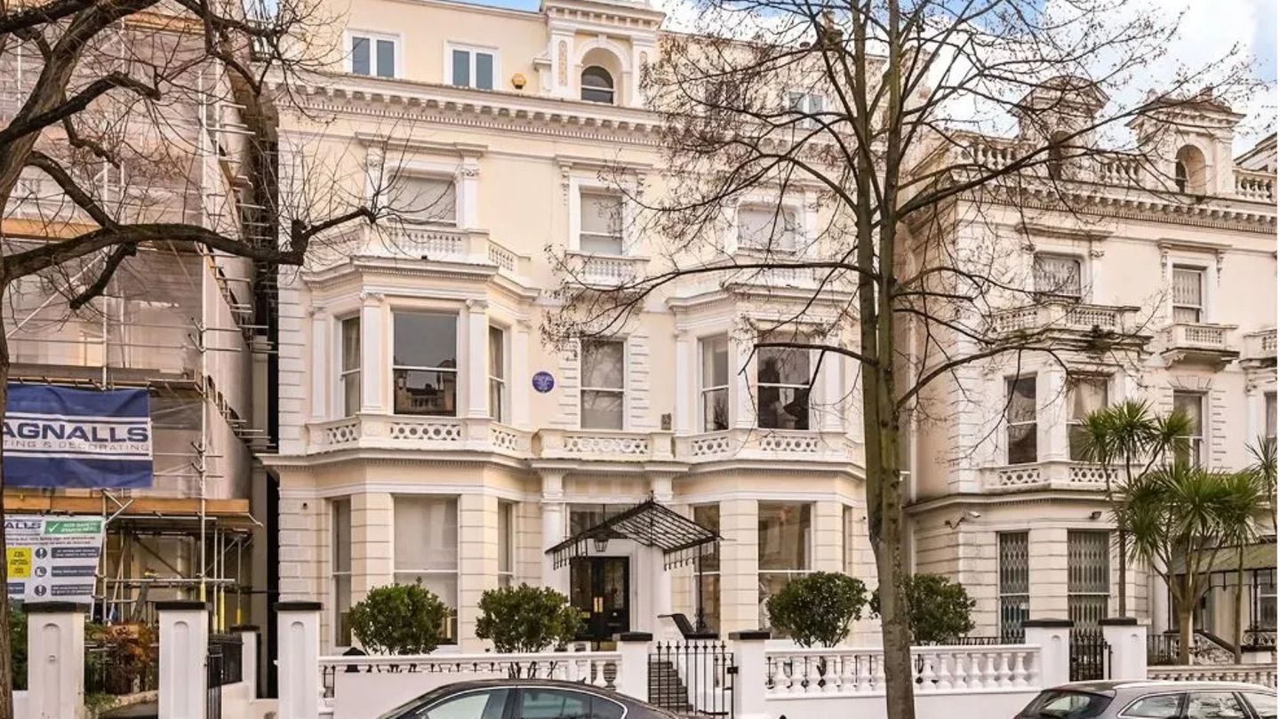 Das Haus liegt in einer ruhigen und grünen Gegend.