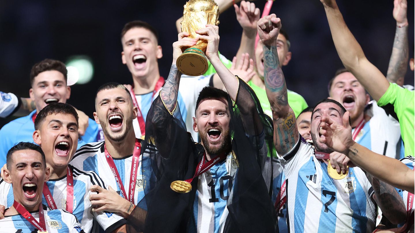Noch bevor Messi mit WM-Pokal jubeln durfte, bekam er die Bischt umgelegt. Nun will ein Anwalt den Umhang kaufen