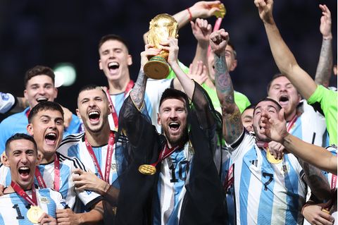 Noch bevor Messi mit WM-Pokal jubeln durfte, bekam er die Bischt umgelegt. Nun will ein Anwalt den Umhang kaufen