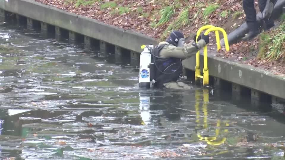 Video: Grünes Gewölbe: Polizeitaucher suchen Berliner Kanal ab Video: Grünes Gewölbe: Polizeitaucher suchen Berliner Kanal ab